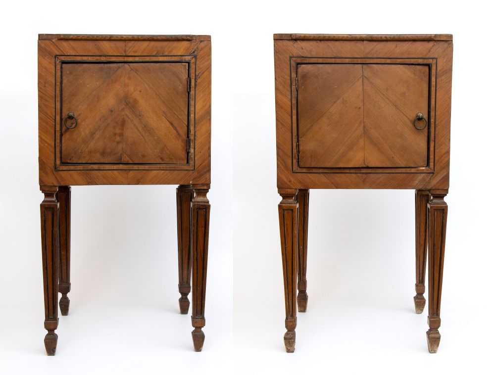 Pair of Louis XVI bedside tables, - Lombardy Region, 18th century: Height x width x depth: 79 x 39 x 31 cm.in walnut wood, facing a door, with pyramid-shaped legs.Item condition grading: **** good.Minor wood defects on the tops.