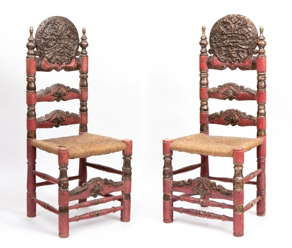 Pair of lacquered and carved wooden chairs - Sicily, 19th century: Height x width x depth: 125 x 52 x 46 cm. Seat height: 50 cmturned legs topped with tall knobs; backrest with a circular upper molding richly carved with floral and foliage motifs on a silver-colored 
