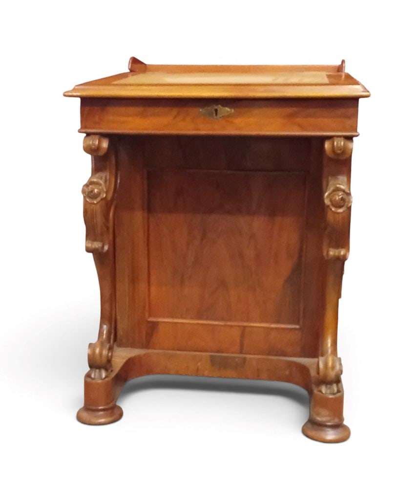 Davenport in walnut - England, late 19th century: Height x width x depth: 83 x 58 x 60 cma cabin-style writing desk from the late Victorian period, with four side drawers, plus a pull-out drawer for writing nibs, while the other side features a serie