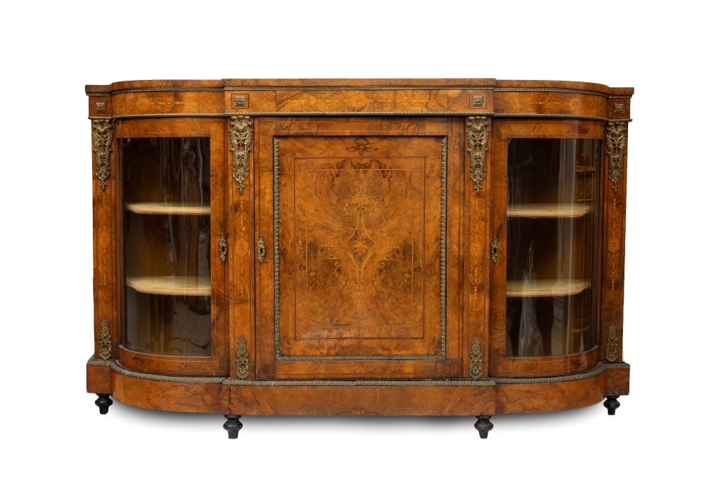 Victorian-era inlaid sideboard with three doors - England, 19th century: Height x width x depth: 111 x 181 x 40 cm made of walnut burl, inlaid with floral motifs and featuring gilded bronze accents. Item condition grading: **** good.The lot is in a good state of preservati