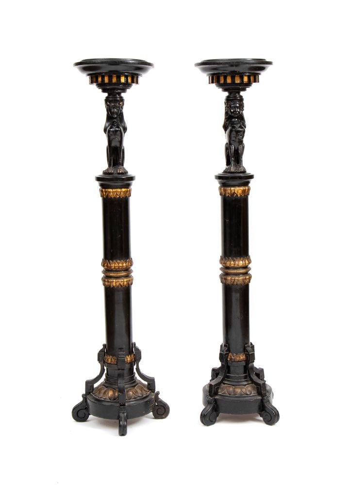 Pair of ebonized Empire-style columns - 19th century: Height x diameter: 112 x 35 cmcarved in the shape of winged sphinxes and featuring gold-plated details. Item condition grading: **** good.The lot is in a good state of preservation with the normal wea