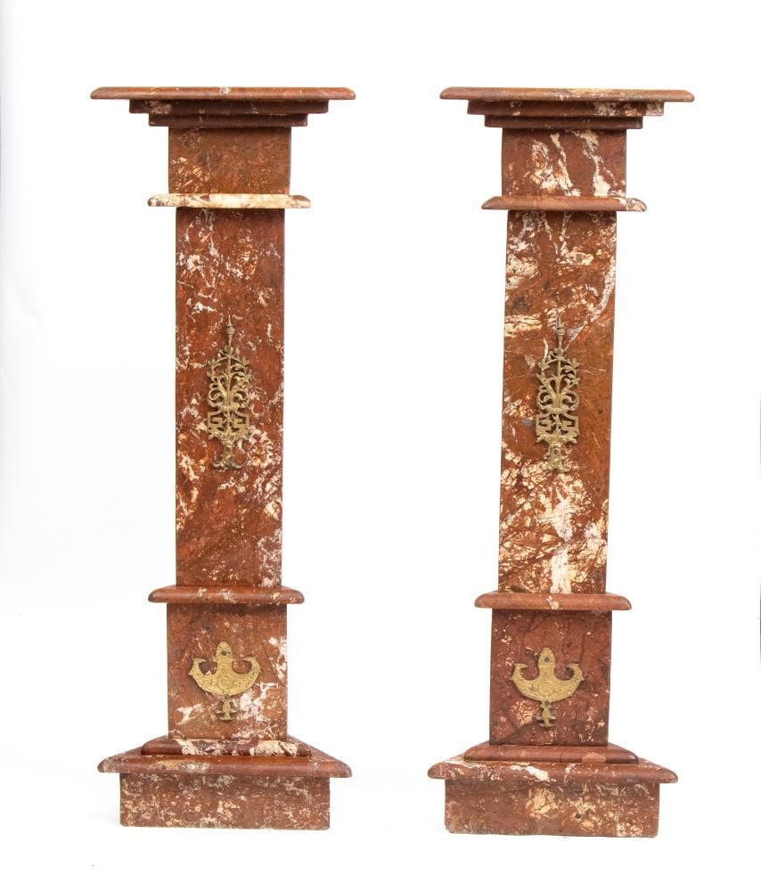 Pair of red marble columns - 19th century: Height x width x depth: 122 x 41 x 36 cmtriangular-section columns, embellished with gilded bronze accents. Red marble from Levanto.Item condition grading: **** good.The lot is in a good state of pres