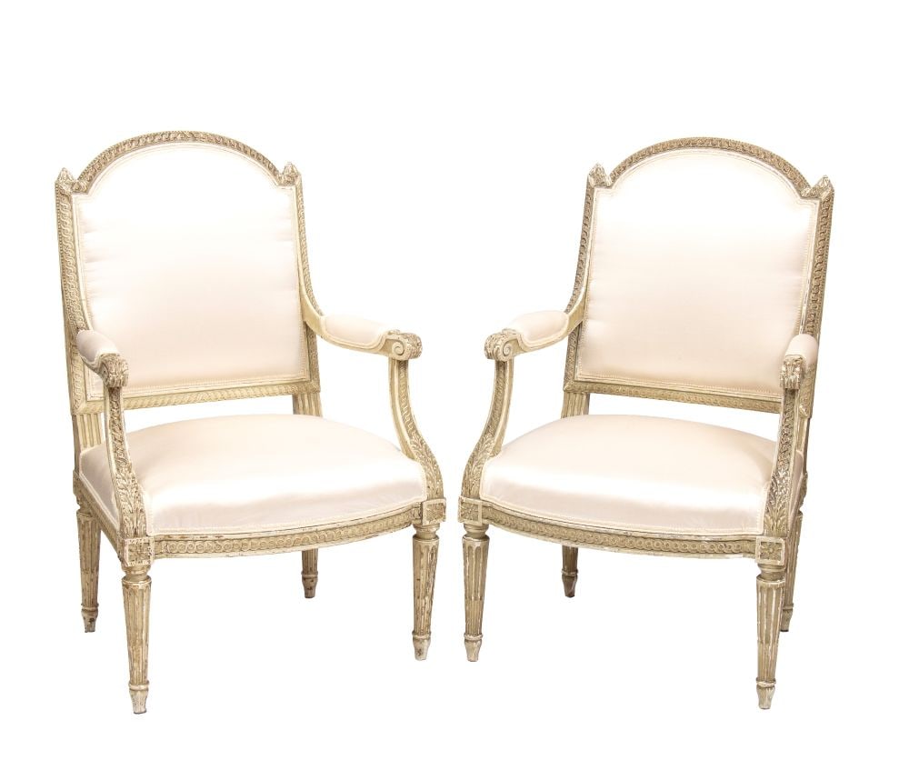 Pair of lacquered armchairs - Venice, 19th century: Height x width x depth: 98 x 65 x 55 cm. Seat height: 44 cm finely carved, with original lacquer finish showing slight imperfections.Item condition grading: **** good.The lot is in a good state of