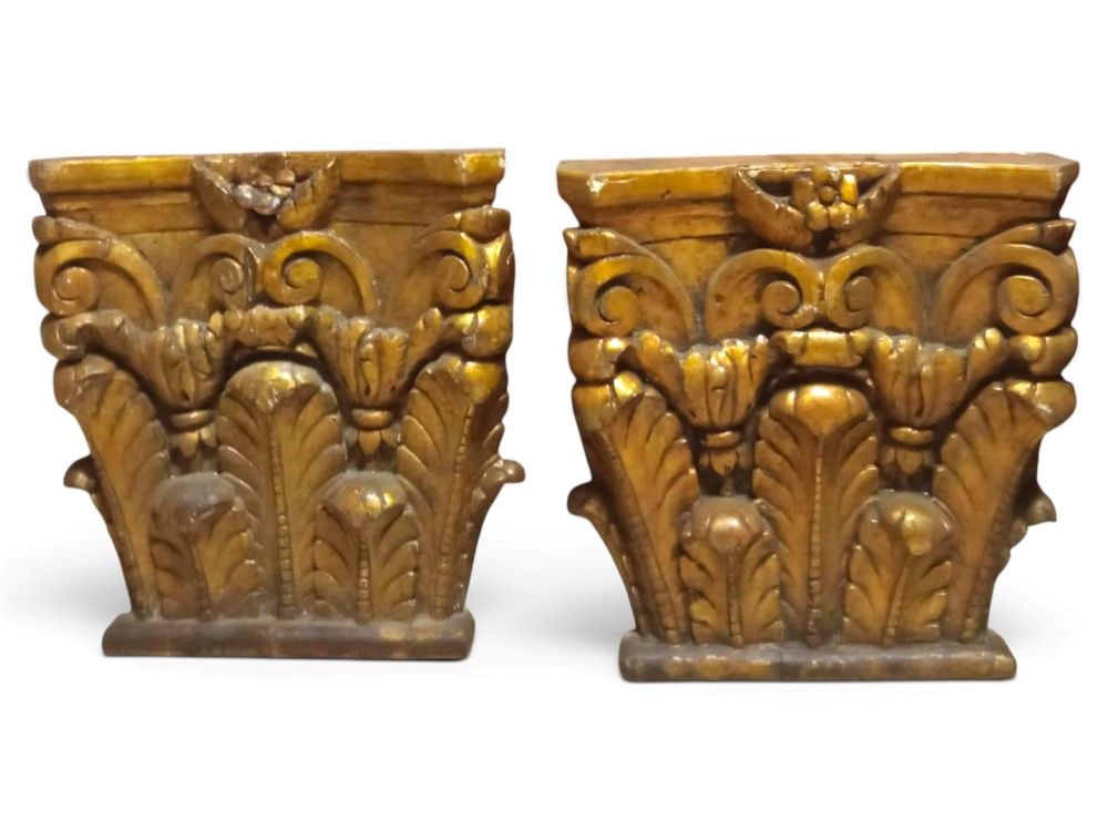Pair of gilded corinthian capitals - Italy, late 18th–early 19th century: Height x width x depth: 46 x 42 x 8 cmcarved with plant motifs.This lot is currently in storage with the owner.To view it in person, please contact:f.damelio@bertolamifineart.comc.cipriani@bertolamifi