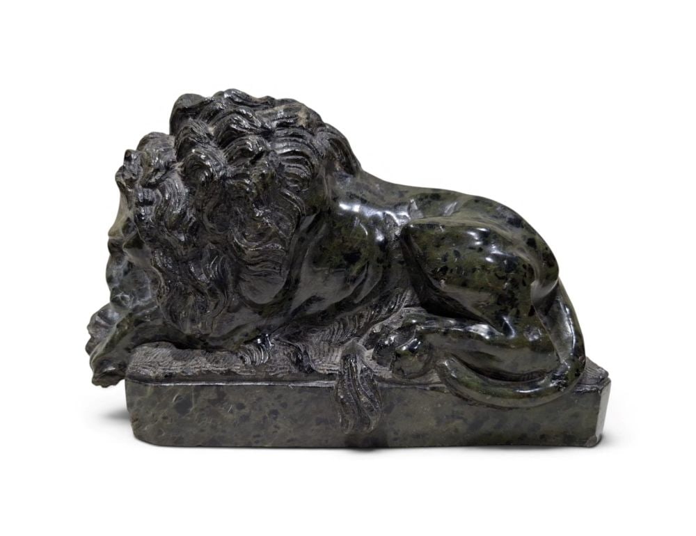 Leone in marmo - 19th century: Height x width x depth: 10 x 17 x 7 cmin a resting position with its front legs stretched forward and its body lying on a rectangular plinth-like base.This lot is currently in storage with the owner.T