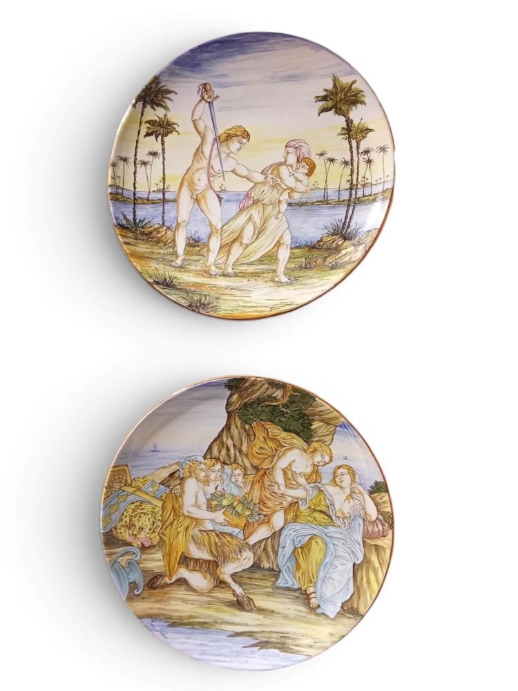 Set of two hand-painted majolica ceramic plates - 20th century: Diameter: 45 cmsigned below.This lot is currently in storage with the owner.To view it in person, please contact:f.damelio@bertolamifineart.comc.cipriani@bertolamifineart.comItem condition grading: **