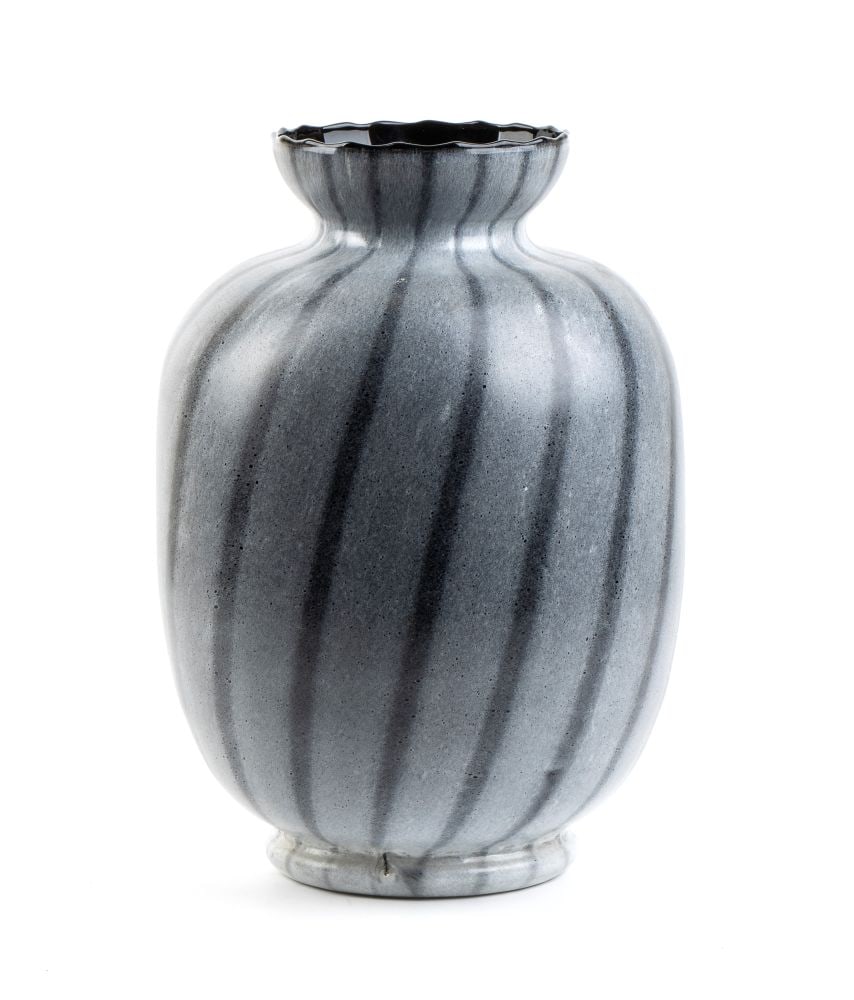 Murano glass vase -: Height x diameter: 31 x 20 cm. Weight: 1910 gin grey glass with dark twisted streaks.Item condition grading: **** good.The lot is in a good state of preservation with the normal wear and defects comme