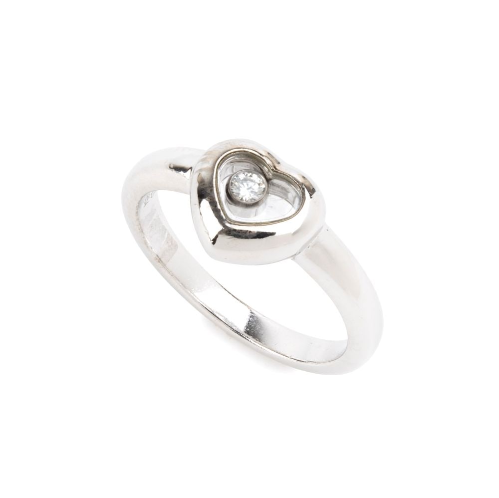 CHOPARD Happy Diamonds Collection: heart-shaped diamond gold ring: 18k white gold, with a movable diamond set between two sapphire crystals.Hallmarked “750 – 2162323 - 82/4854”. Signed "CHOPARD".IT size 10 – US size 5. Weight: 4.7 g.