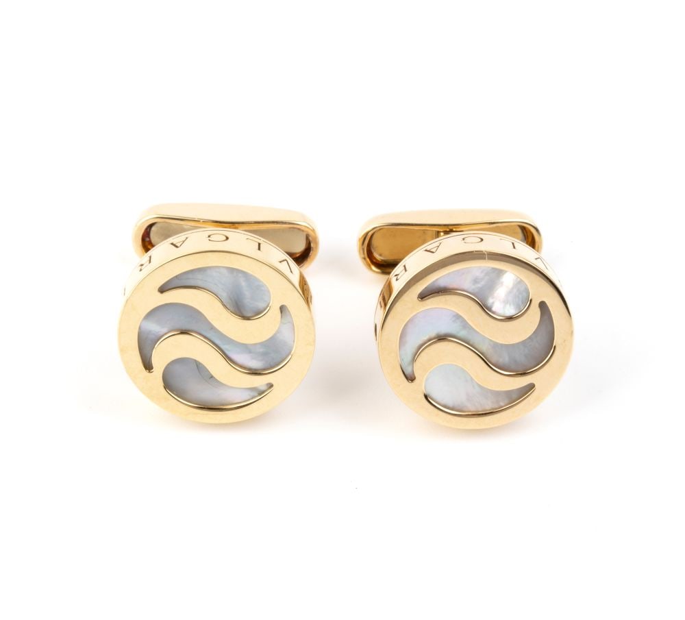 BULGARI A pair of gold and mother-of-pearl cufflinks: 18k yellow gold, each round-shaped, with a mother-of-pearl inlay.Hallmarked “750 – 2337 AL”. Signed: "BVLGARI".Diameter: 1 cm. Weight: 16.2 g.