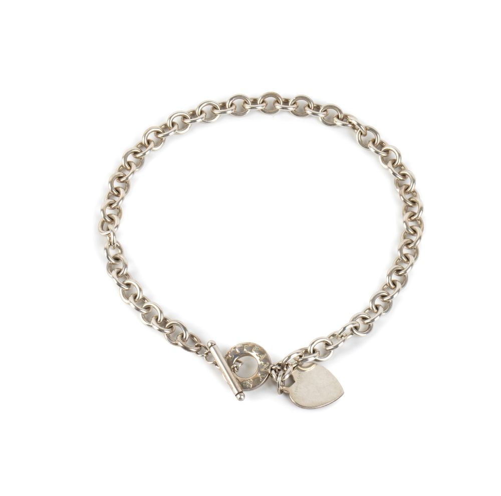 TIFFANY & CO.® Heart Tag collection: necklace silver chain: A round-link chain with a Tiffany & Co Heart Tag pendant in sterling silver.Hallmarked ‘925 - TIFFANY & Co’.Length: 41 cm. Weight: 73.5 g.