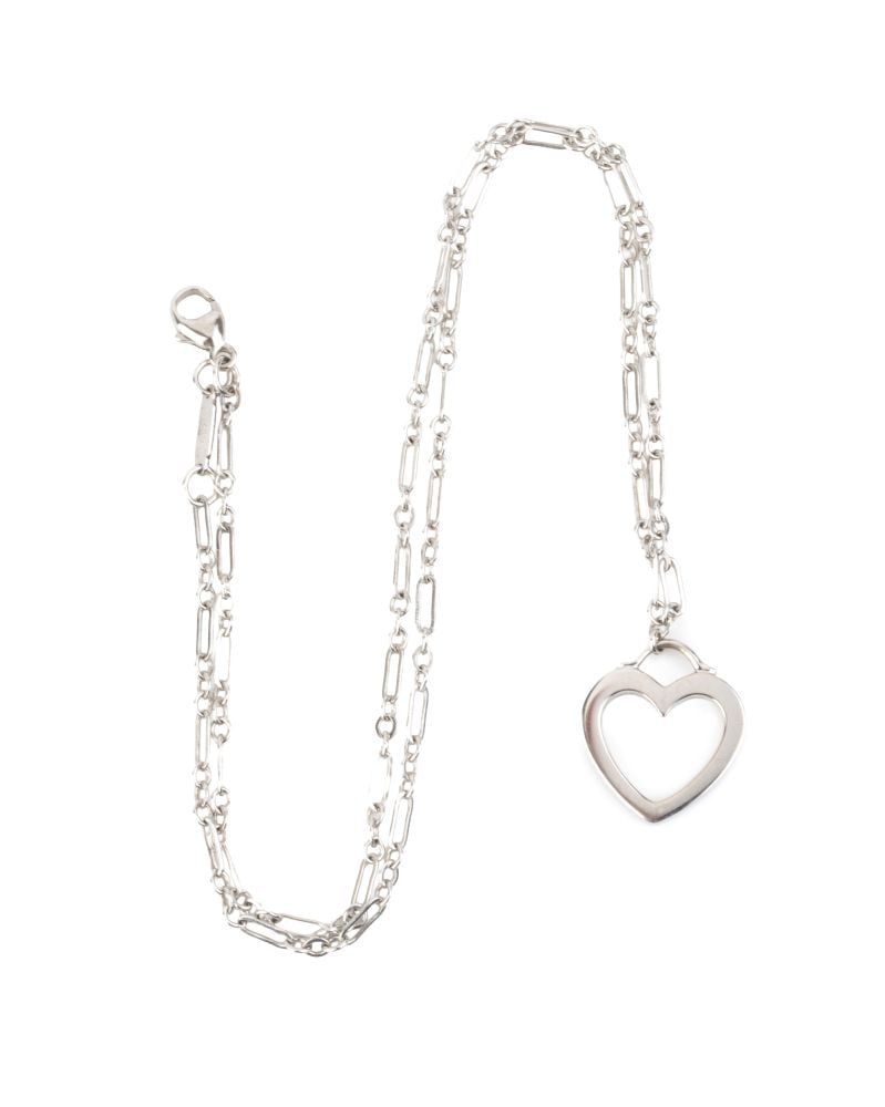 TIFFANY & CO.® Chain with a heart-shaped pendant: 18k white gold, an iconic ring-link chain from which hangs an openwork pendant in the shape of a heart.Hallmarked “750”. Signed "TIFFANY & Co".Length: 40 cm. Weight: 5.5 g.