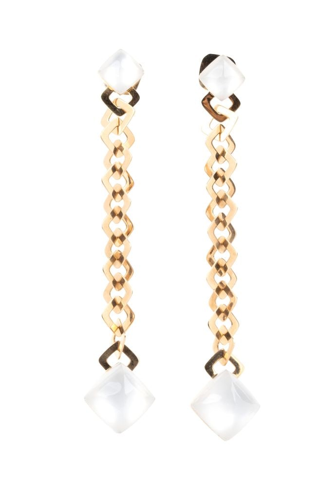 VHERNIER A pair of chalcedony gold drop pair of earrings: Featuring a pair of chalcedony elements separated by 18k yellow gold links.Hallmarked “750 – 2327 MI”. Signed "VHERNIER".Length: 9 cm. Weight: 22.5 g.