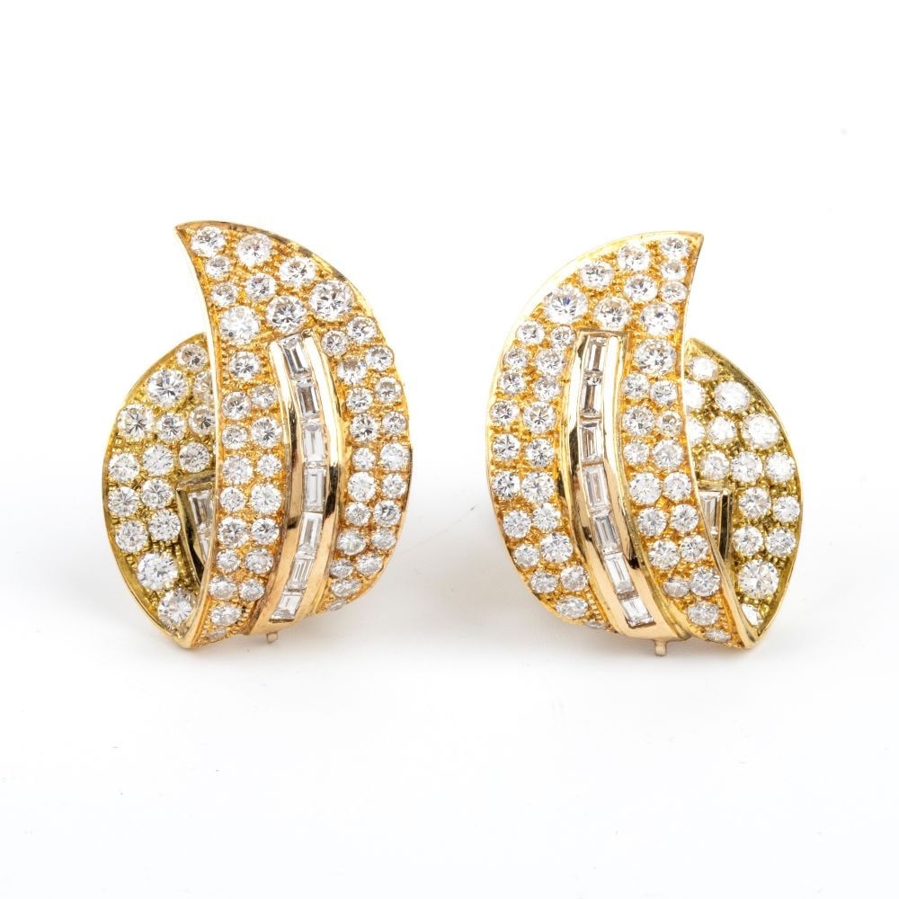 FILIPPO MORONI Yellow gold earrings with brilliant-cut diamonds: 18k yellow gold mount and white gold clip, they feature a curved, enveloping shape reminiscent of leaves or ribbons, with a line of baguette diamonds and pavé brilliant-cut diamonds. The closure