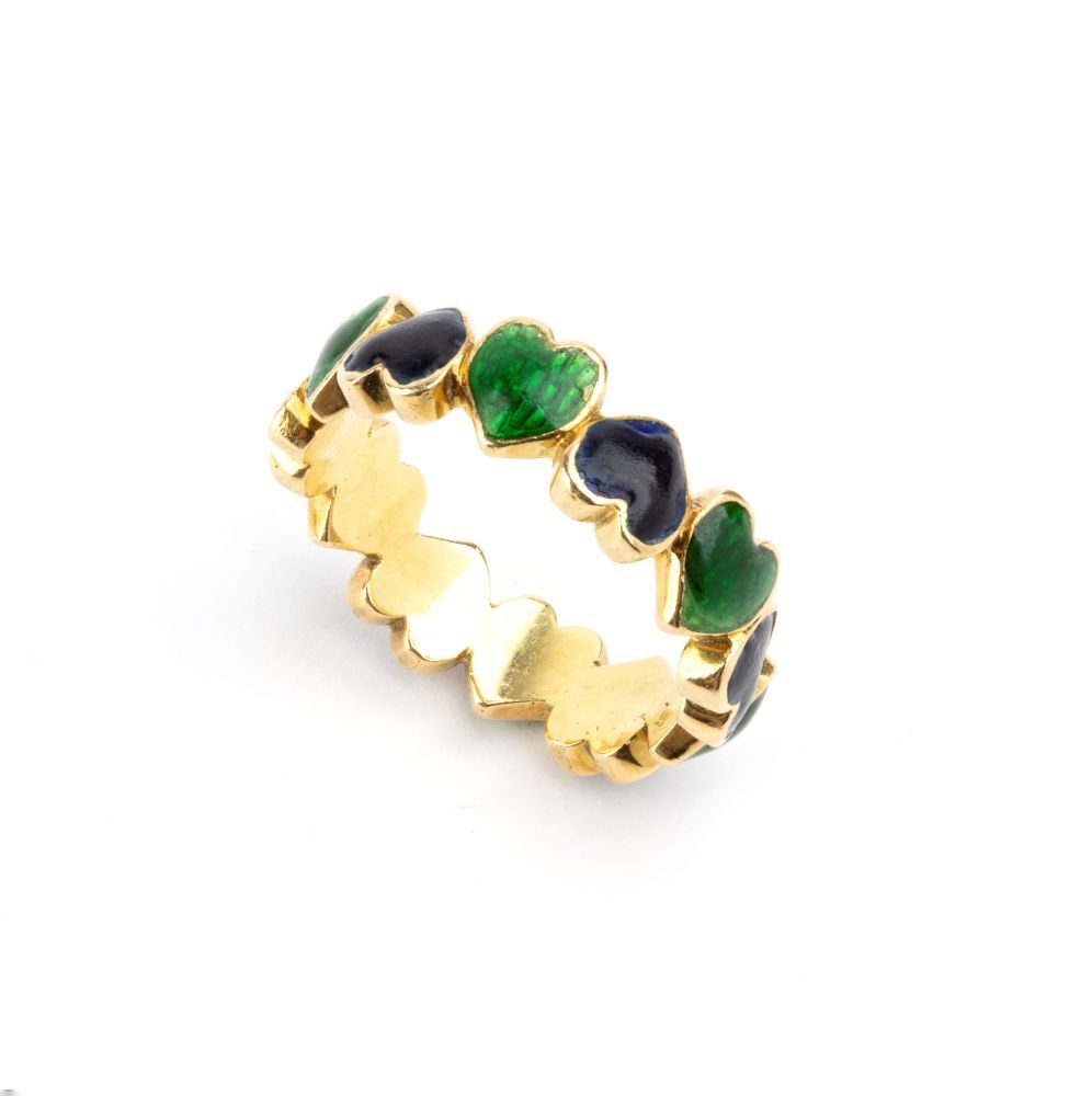 GUCCI Enamel gold ring: 18k yellow gold, featuring a row of small enamelled hearts.Hallmarked “750”. Signed "GUCCI".IT size 12 – US size 6. Weight: 5.9 g.