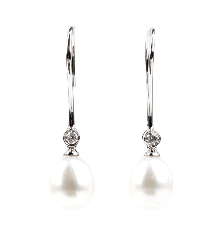 BRANAR PARIS Pearl diamond gold pair of drop earrins: 18k white gold, each featuring a teardrop-shaped pearl surmounted by a diamond.n. 02 round brilliant-cut diamonds, estimated total weight approx. 0.12 ct, colour H-I, clarity VS. Hallmarked with the