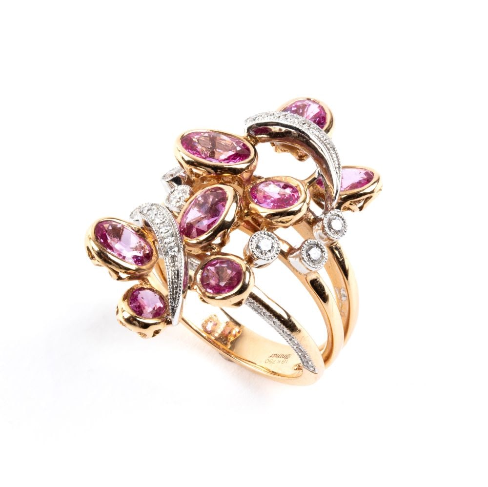 BRANAR PARIS Pink sapphire diamond gold ring: In 18k rose gold, featuring a cluster motif of pink sapphirs and diamond ribbons; the shank set with rows of diamonds.N. 08 oval-shaped pink sapphires, composite cut, estimated to weigh a total of