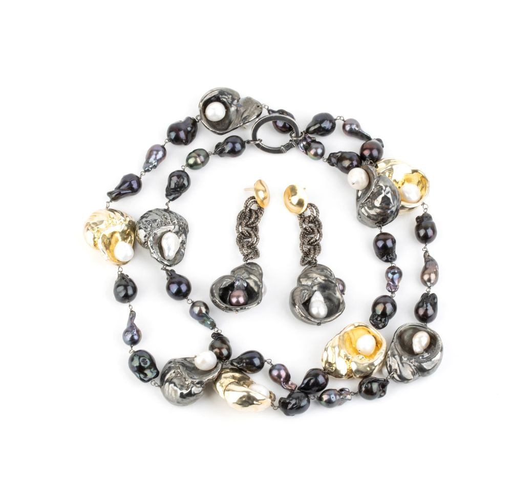 ISABELLA ASTENGO Pearl silver necklace and pair of earrings: One strand of baroque freshwater pearls interspersed with silver-plated resin elements depicting pearl-bearing oysters, silver hook clasp. Signed: "ISABELLA ASTENGO".Sterling silver, hallmarked