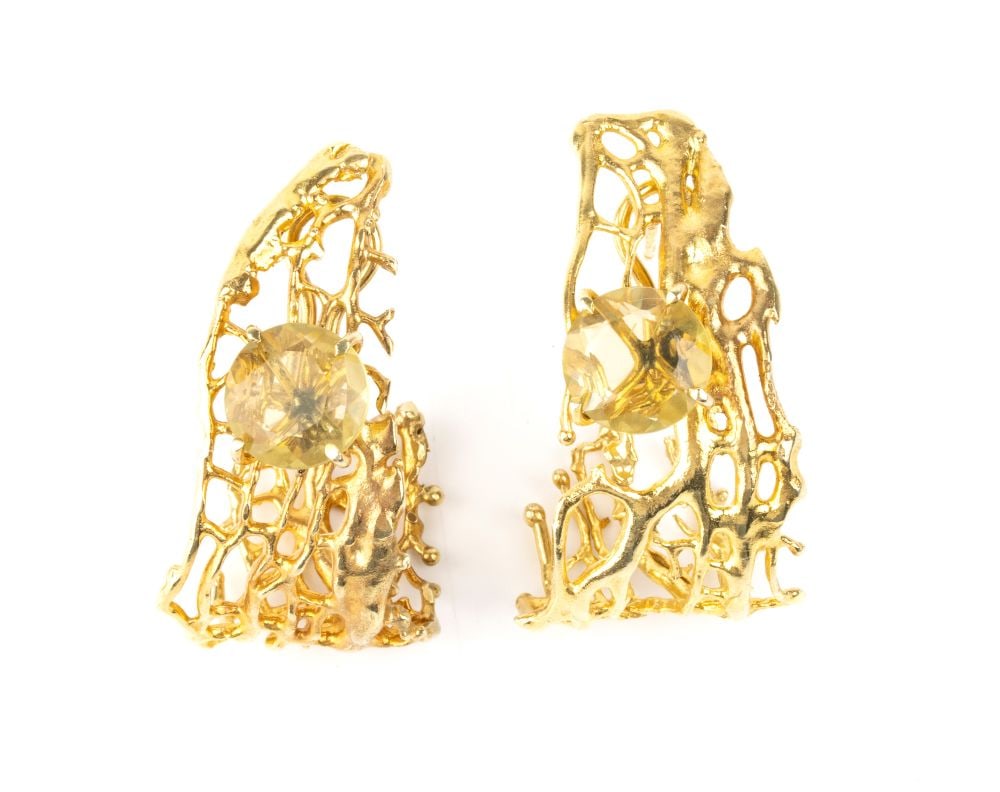 ISABELLA ASTENGO A pair of sterling earrings: A pair of earrings characterised by an organic, avant-garde artistic style. The main structure has curved shaped, featuring an asymmetrical silver openwork pattern, reminiscent of the natural veins of