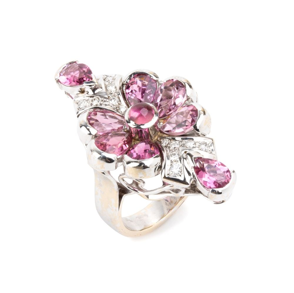 Pink tourmalines floral motif and diamond ribbon gold ring: 18k white gold, set with oval-shaped pink tourmalines and brilliant-cut diamonds with an estimated total weight of approx. 0.12 ct.Hallmarked "750 – 1475 AL".IT size 17 – US size 8. Weight
