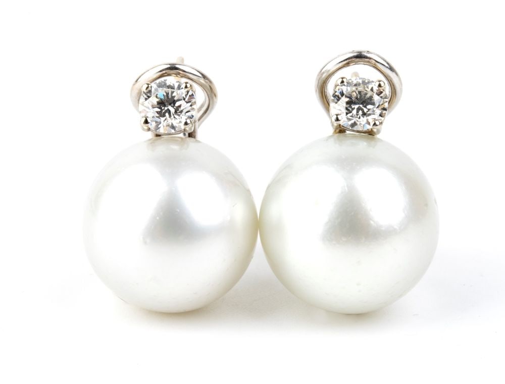Australian pearl gold pair of earrings: 18k white gold, with an Australian pearl surmounted by brilliant-cut diamond, estimated to have a total weight of approximately 1.10 ct, colour G-H, clarity VS.Pearl diameter: 16.5–17 mm. Weight