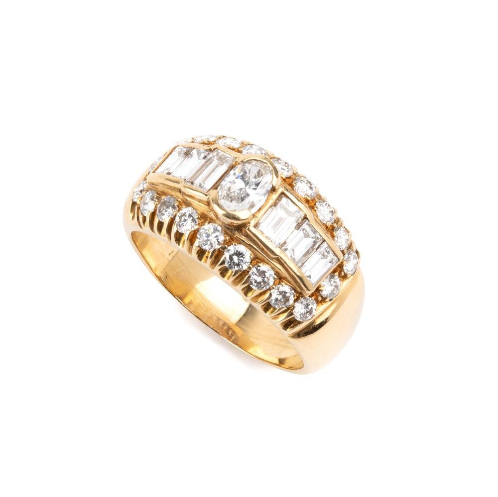 Diamond gold band ring: Yellow gold, set with a central oval diamond flanked by a row of baguette-cut diamonds and edged with brilliant-cut diamonds, with an estimated total weight of approx. 2.00 ct, colour F-G, clarity VVS