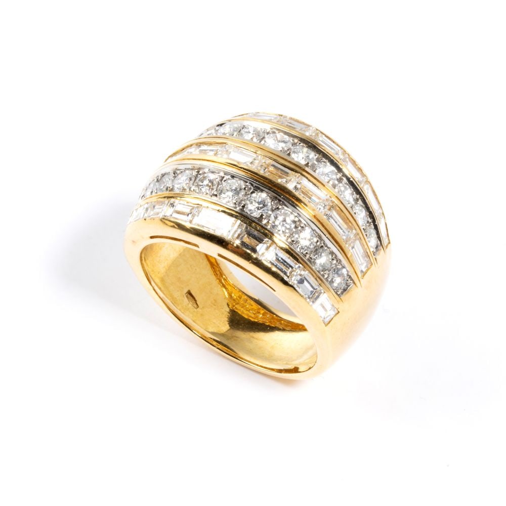 Diamond gold ring: 18k yellow gold, set with round brilliant-cut diamonds and rectangular, sep cut diamonds, estimated total weight approx. 3.72 ct, colour F-G, clarity VVS-VS, as measured and graded in the