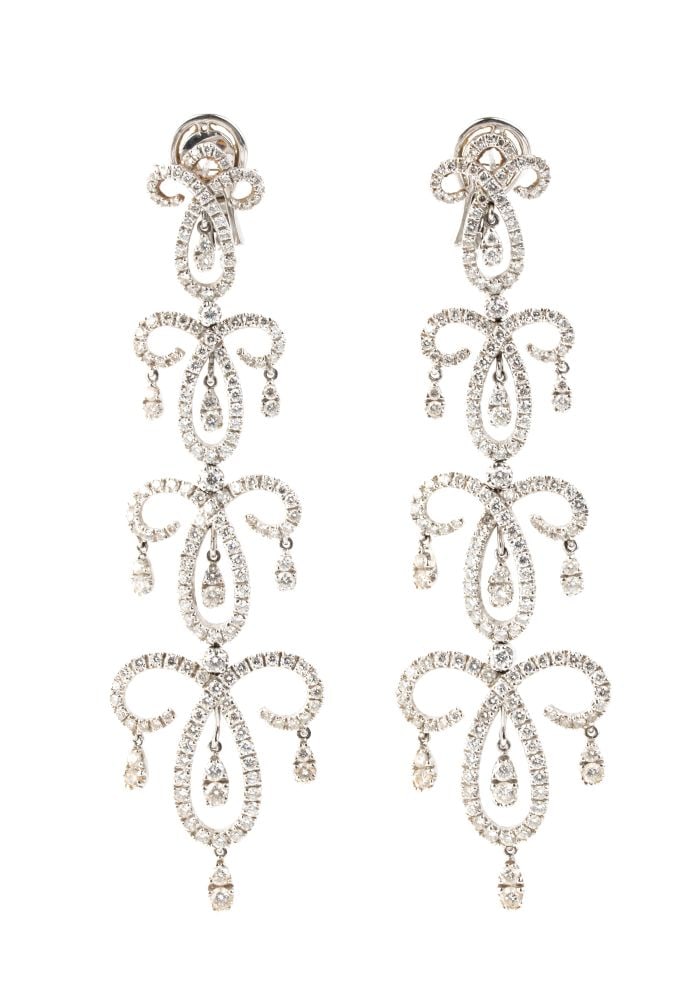Diamond gold drop pair of earrings: A pair of "chandelier"-style pair of earrings 18k white gold, featuring a ribbon scroll motif set with brilliant-cut diamonds with an estimated total weight of approx. 5.60 ct, colour F-G, clarity