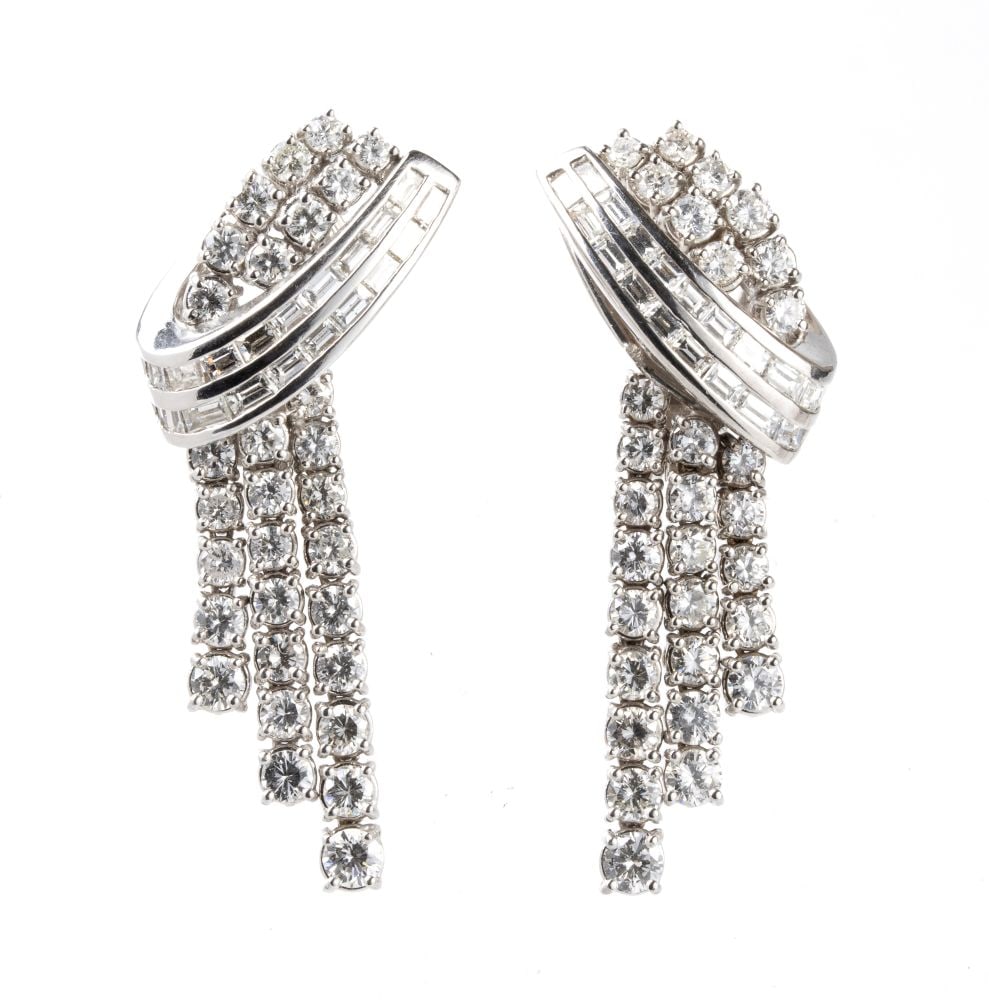 Diamond gold earrings: 18k white gold, featuring diamond ribbons and fringe, estimated total weight approx. 6.58 ct, colour F-G, clarity VS-SI, as measured with the setting.Hallmarked “750”. Length: 4.5 cm. Weig