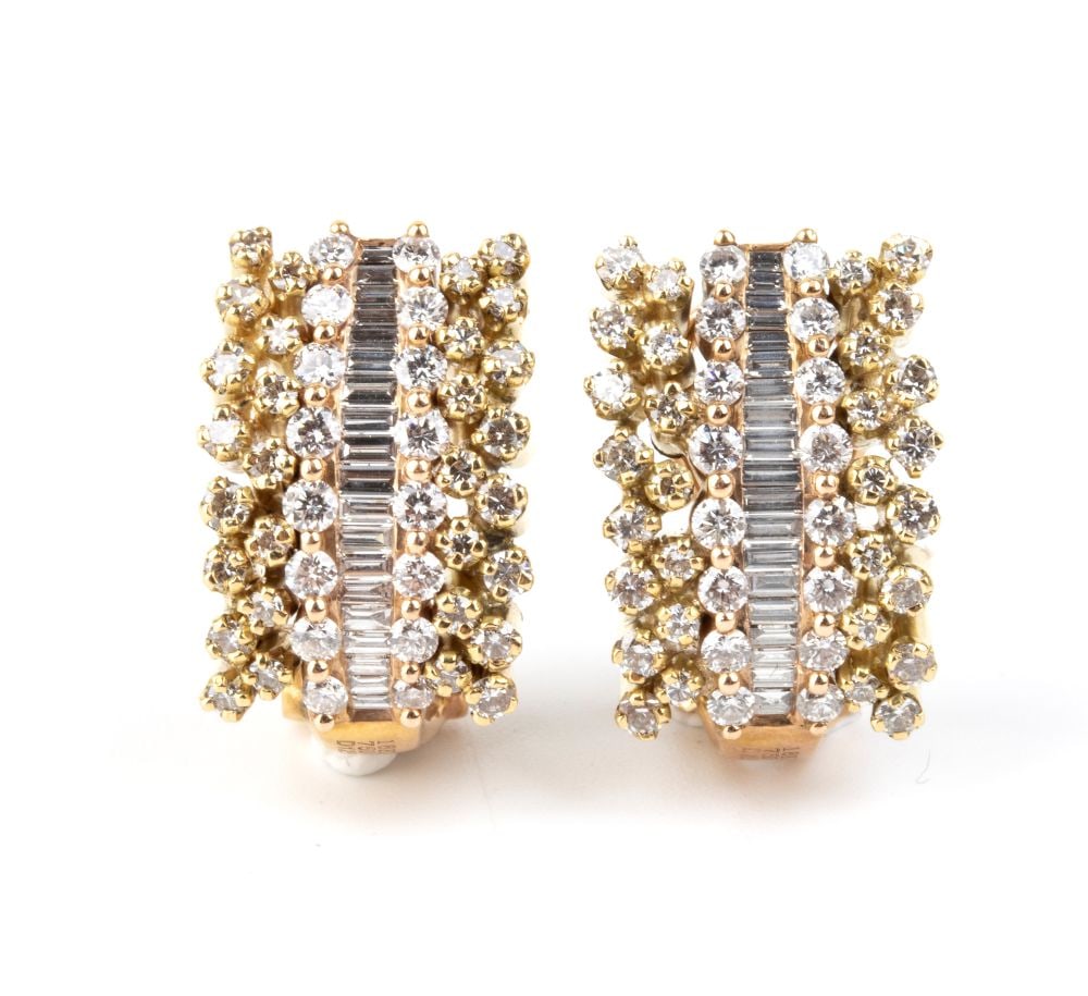 Diamond gold pair of earrings: yellow gold, featuring a curved ribbon motif set with brilliant-cut and baguette-cut diamonds, estimated total weight of approx. 1.25 ct, colour F–G, clarity IF–VVS, as gauged and graded