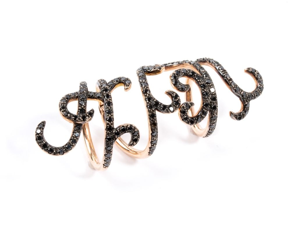Gold black diamond ring: rose gold, with two sections featuring a pattern of delicate ribbons set with black diamonds stimati per un peso totale di circa 1.65 ct.IT size 11 – US size 6. Weight: 12.6 g.