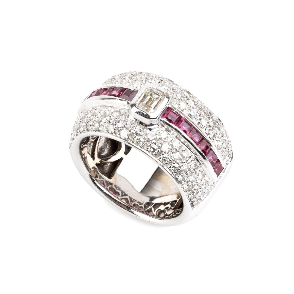 Gold band ring with diamonds and rubies: 18k white gold, set with a central octagonal shaped diamond and a hut-huit-cut diamonds pave set, estimated total weight of approx. 1.75 ct, colour F-G, clarity VVS-VS, and a row of square-cut