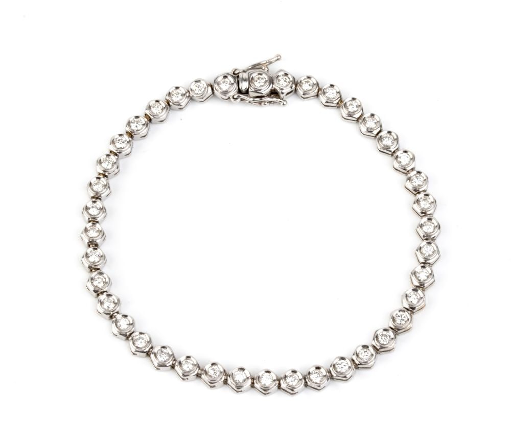 Diamond gold tennis bracelet: I8k white gold, set with a row of brilliant-cut diamonds estimated total weight of approx. 2.50 ct, colour F-G, clarity VVS-VS, as gauged and graded in the mount.Hallmarked "750 – 2247 AL".Lengt
