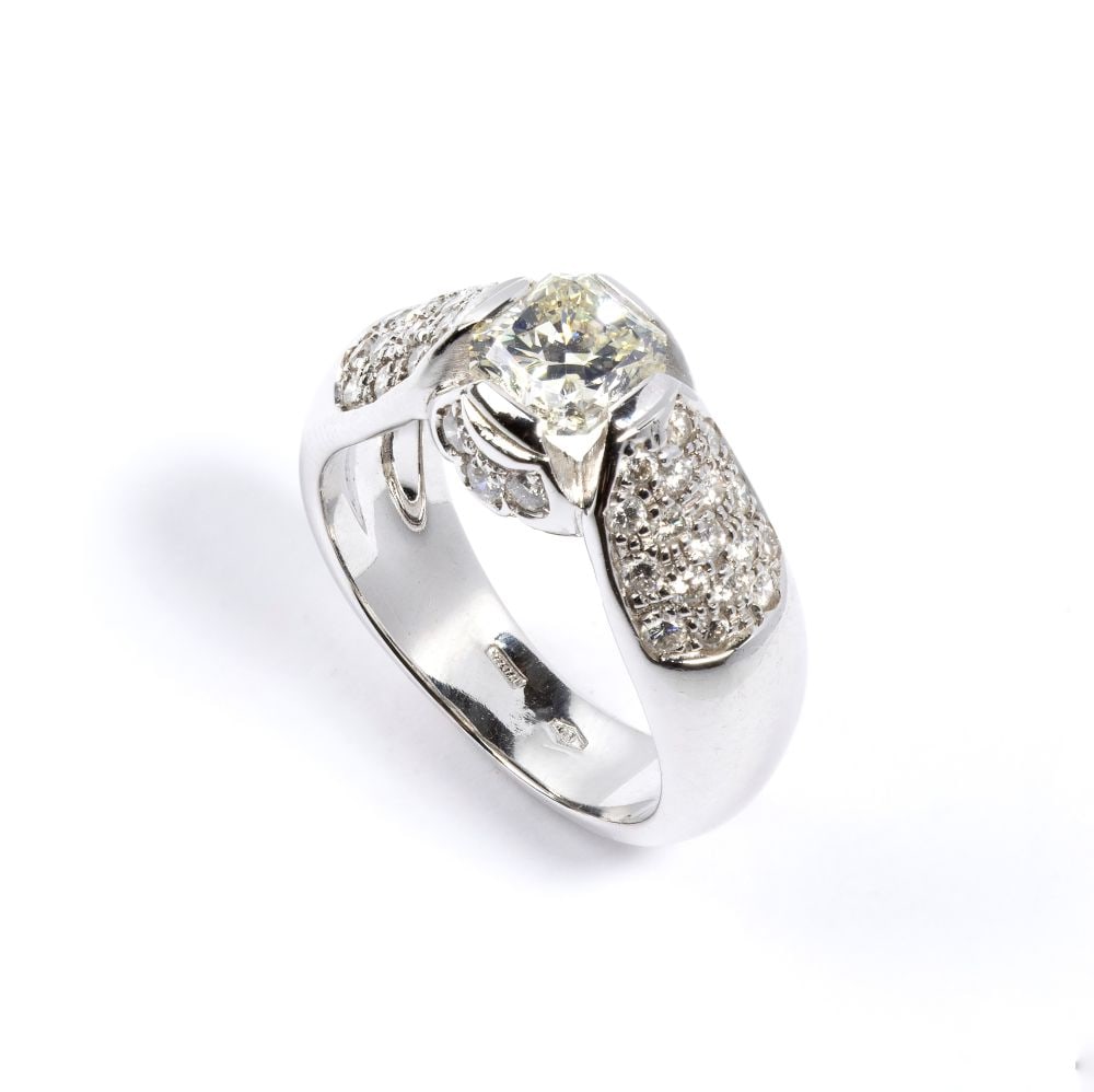 Diamond gold ring (1 of 4)