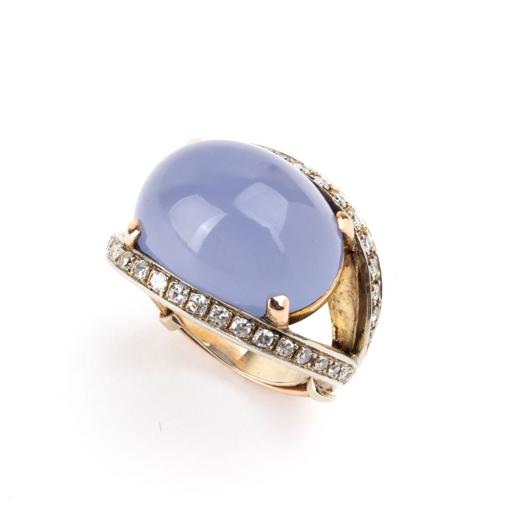Diamonds chrysoprase gold ring: 18k white gold, set with a cabochon-cut chalcedony flanked by huit-huit-cut diamonds with an estimated total weight of approx. 0.60 ct, colour G-H, clarity VVS-VS.IT size 10 – US size 5. Weight: