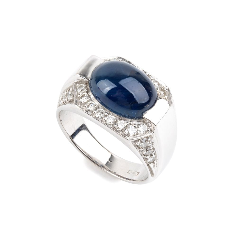 Blue sapphire diamond gold band ring: 18k white gold, set with an oval-shaped, cabochon-cut sapphire estimated to weigh approx. 4.30 ct, and n. 28 brilliant-cut diamonds estimated total weight of approx. 0.55 ct, colour F-G, clarity