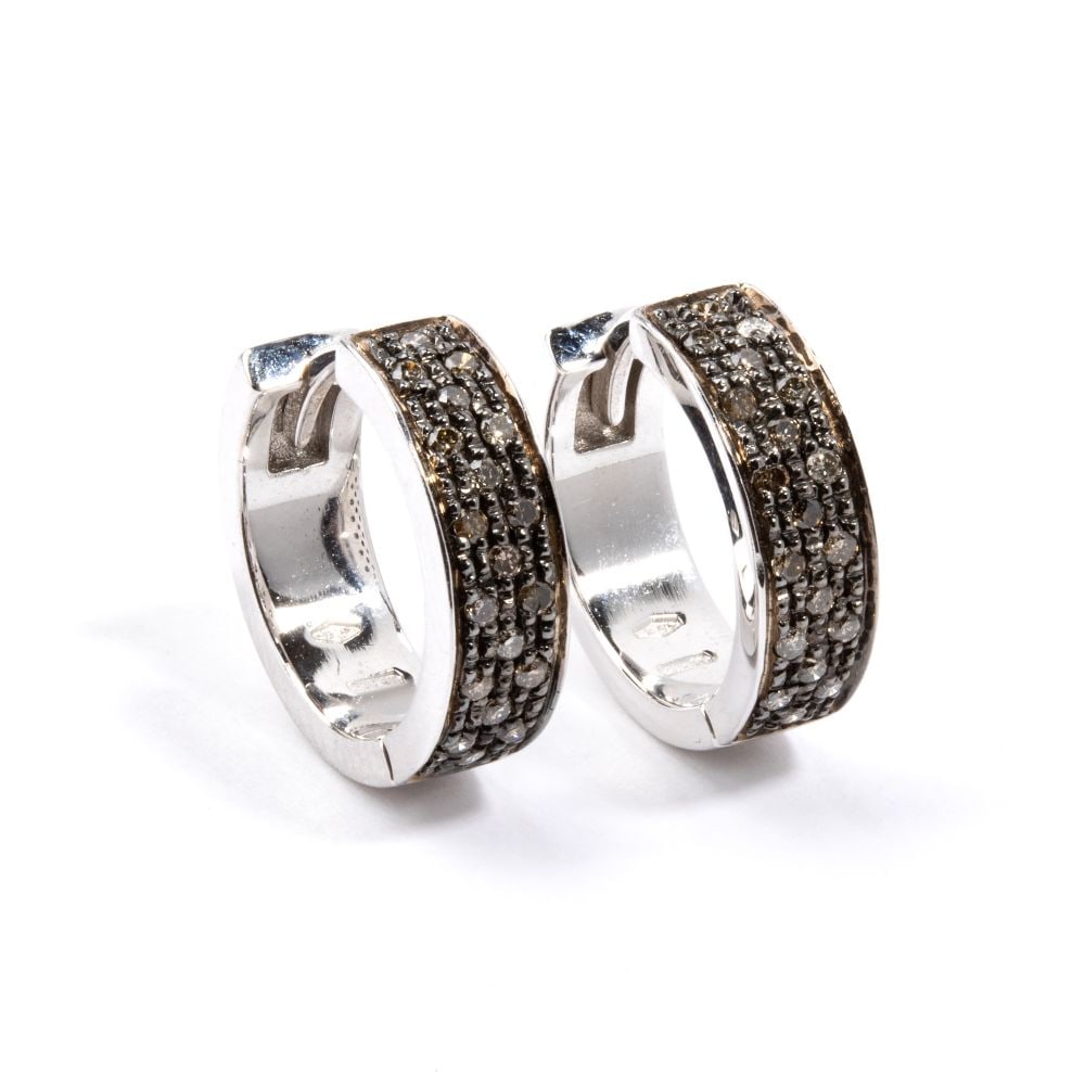 Fancy color brown diamond hoop earrings: 18k white gold, set with brown diamonds estimated total weight approx. 0.28 ct.Hallmarked “750 – 813 NA”. Diameter: 1.4 cm. Weight: 7 g.