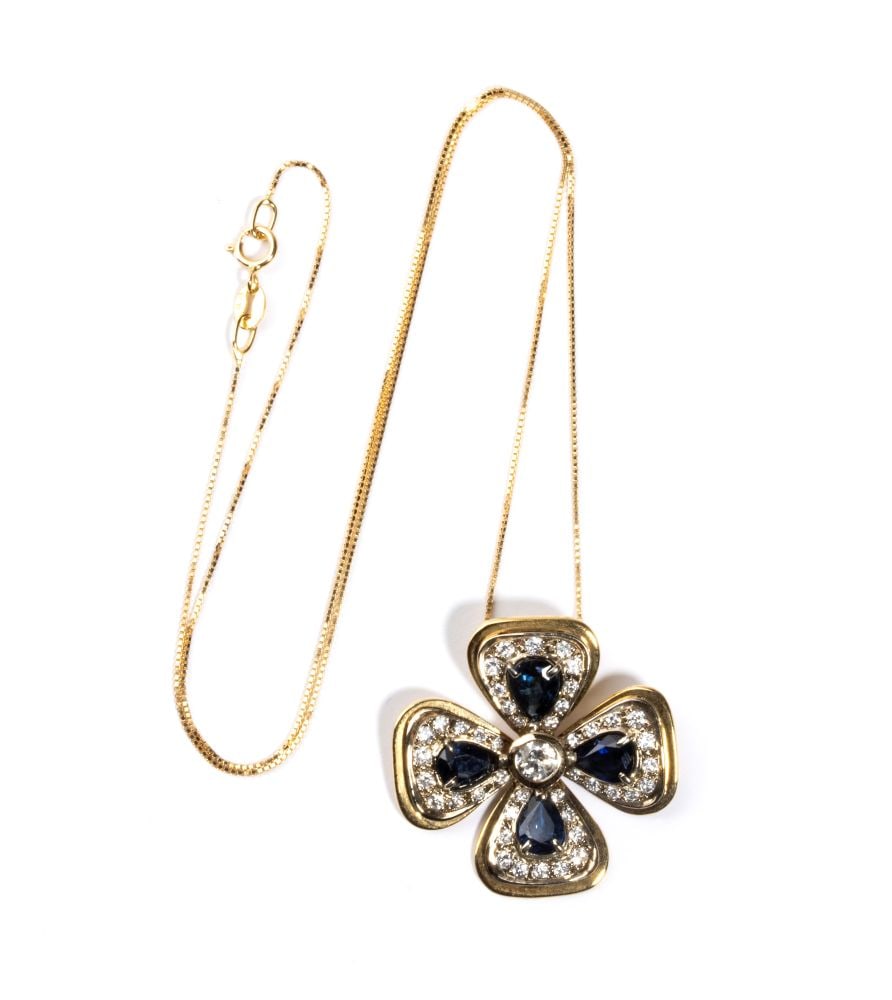 Necklace and four-leaf clover pendant with sapphires and diamonds: 18k white gold, with a thin chain and a pendant set with 4 teardrop-shaped sapphires, estimated to weigh approx. 1.40 ct and n. 45 round brilliant-cut diamonds, estimated total weight of approx. 1.30