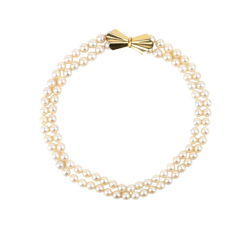 Pearl gold necklace: Two strands of saltwater cultured pearls, with an 18k yellow gold bow clasp.Pearl diameter: 7.5 – 8 mm. Length: 43 cm.
