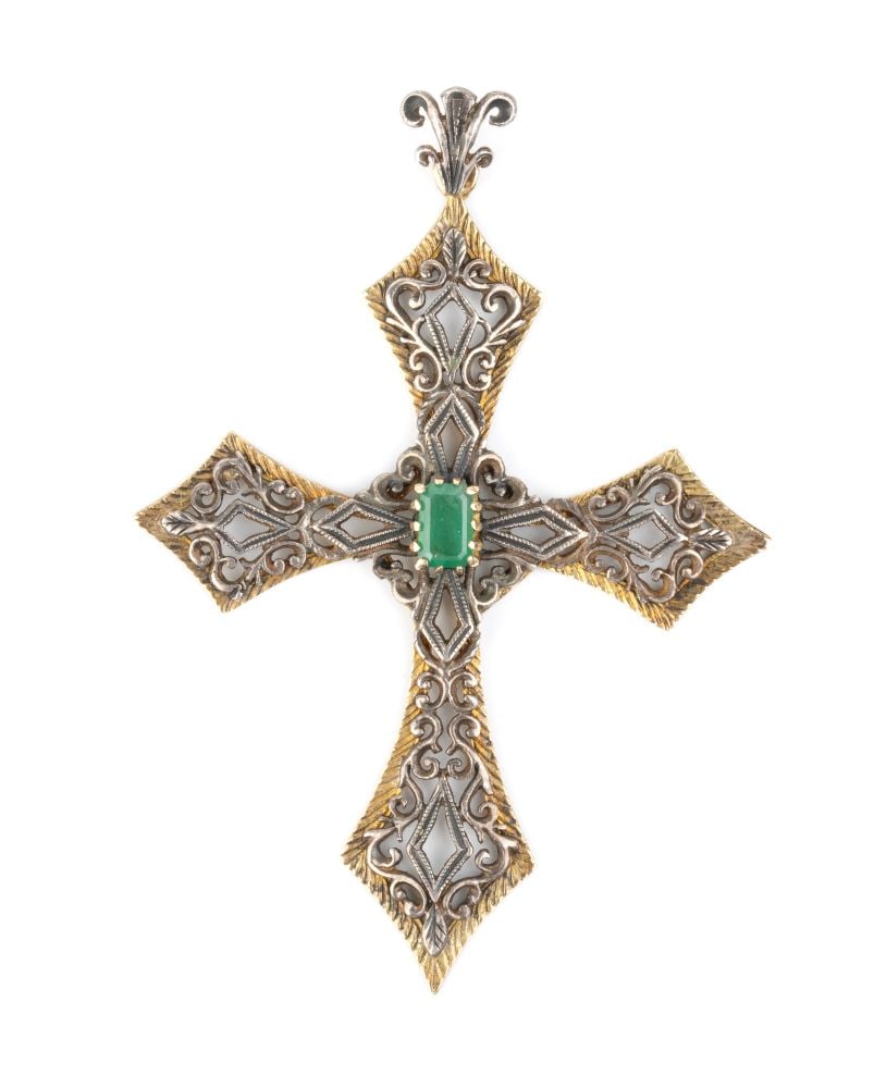 Emerald gold silver cross pendant: Silver and 18k yellow gold openwork floral motif, set with an emerald.Hallmarked “750 – 925.”Front dimensions: 8 x 5.5 cm. Weight: 10.6 g.