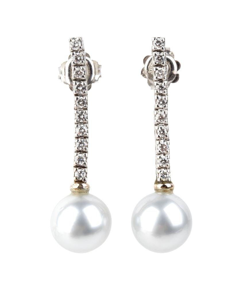 Pearl diamond gold pair of earrings: 18k white gold, featuring an Australian pearl surmounted by a row of brilliant-cut diamonds with an estimated total weight of approx. 0.60 ct, colour G-H, clarity SI.Hallmarked ‘750’.