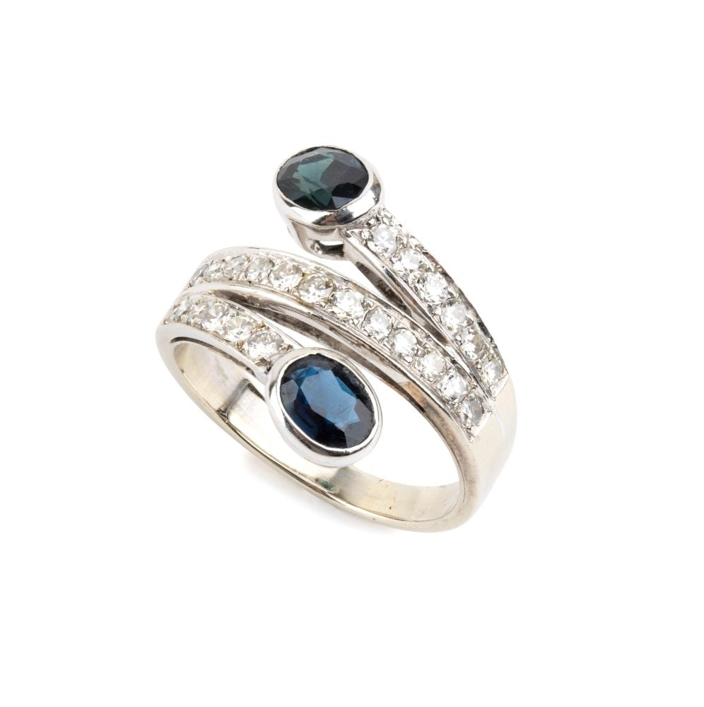 Sapphire diamond gold ring: 18k white gold snake motif, set with a pair of oval shaped sapphires, estimated total weight approx. 2.00 ct, and brilliant-cut diamonds, with an estimated total weight of approx. 1.00 ct, colour G-H,