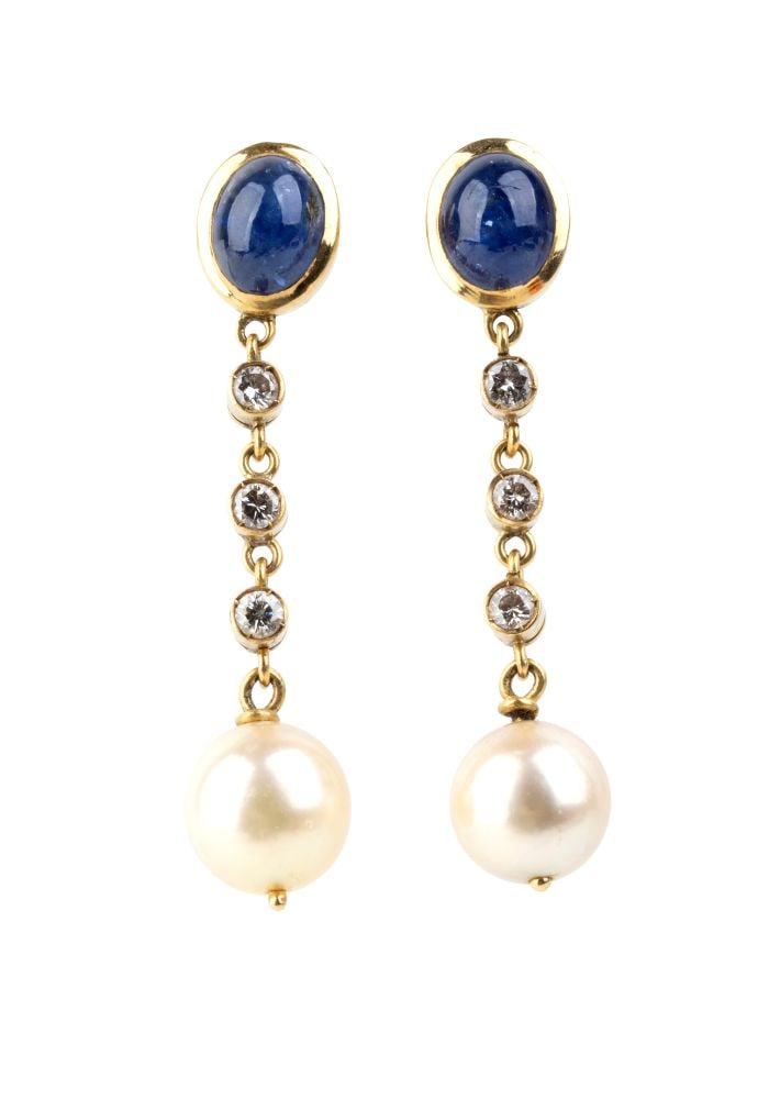Blue sapphire pearl diamond gold drop pair of earrings: 18k yellow gold, featuring a cabochon-cut sapphire and a saltwater pearl pendant, separated by a row of brilliant-cut diamonds, estimated total weight of approx. 0.50 ct, colour H, clarity VS.Pearl