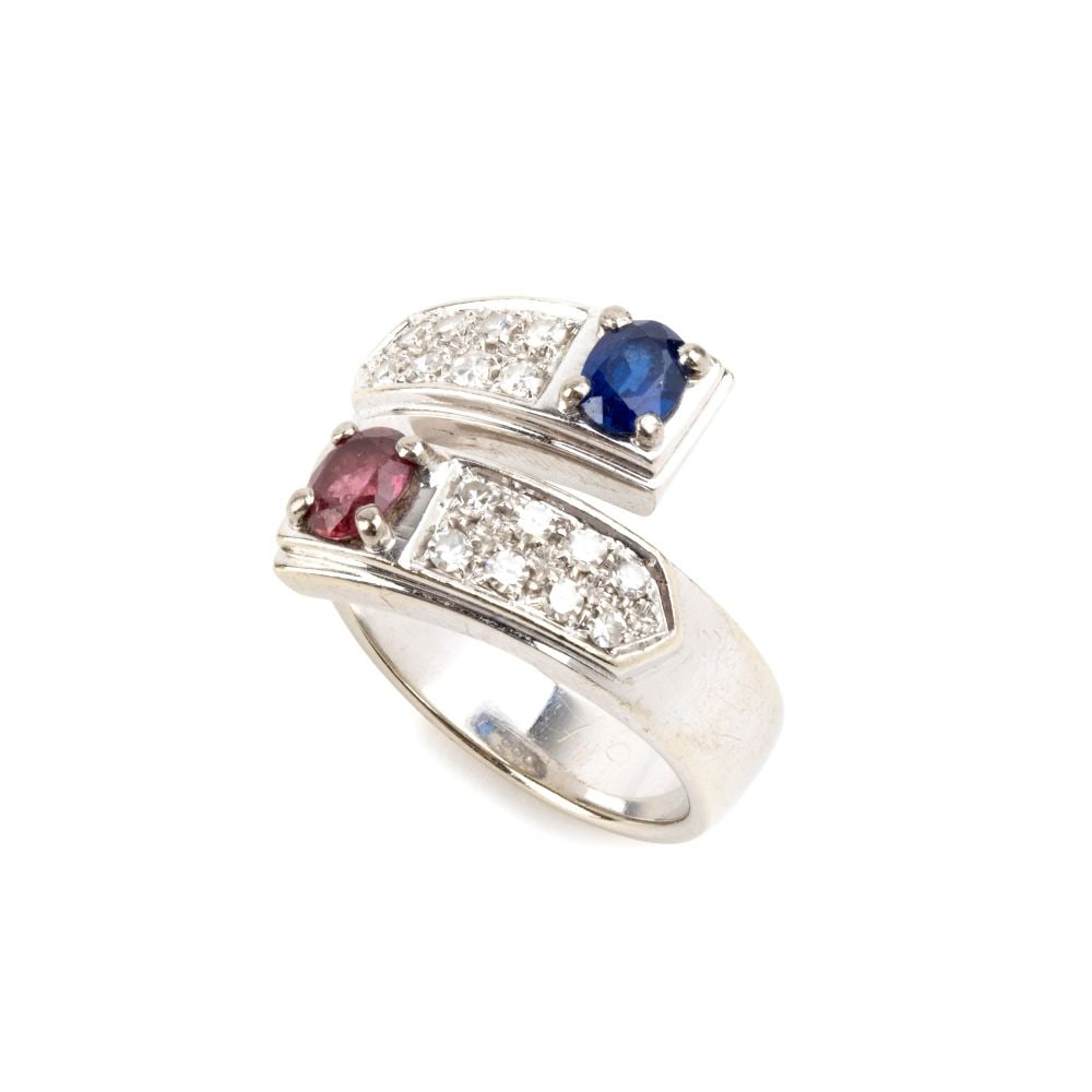 Ruby sapphire diamond gold rig: 18k white gold, with a contrarié motif featuring a ruby, a sapphire and a huit-huit-cut diamonds pave set, estimated weight of approx. 0.35 ct, colour G-H, clarity VVS, as gauged and graded in