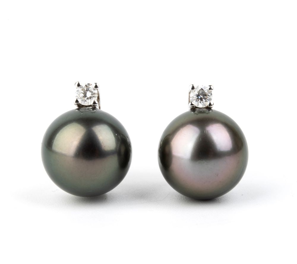 Tahitian pearl diamond gold pair of earrings: 18k white gold, each with Tahitian pearl surmounted by a round brilliant cut diamond. Hallmarked: "750". Pearl diameter: 11.5 - 12 mm. Weight: 8.1 g.