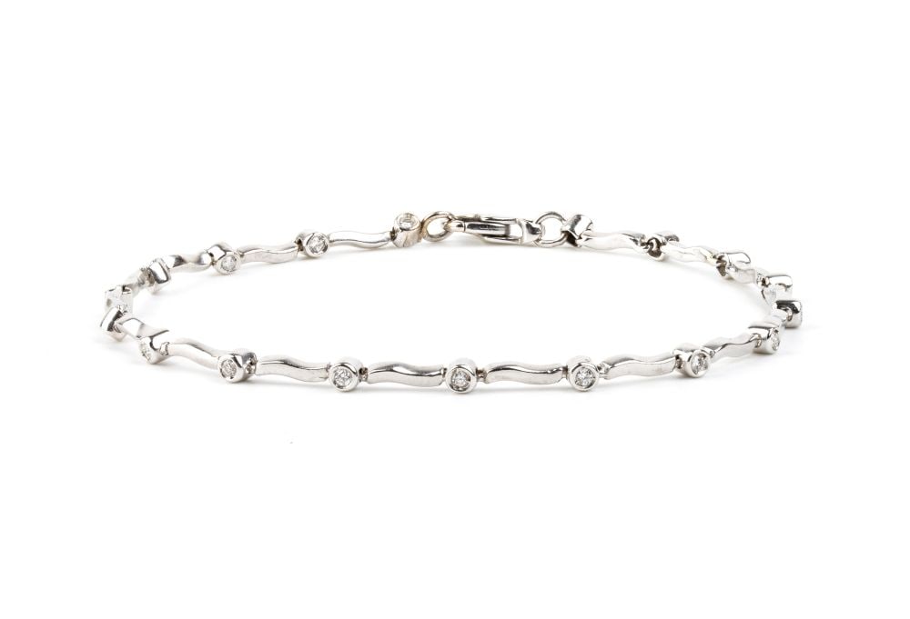 Diamond gold bracelet: 18k white gold, set with a line of brilliant-cut diamonds estimated total weight of approx. 0.35 ct, colour G-H, clarity VS.Hallmarked "750’" Length: 19 cm. Weight: 6.6 g.