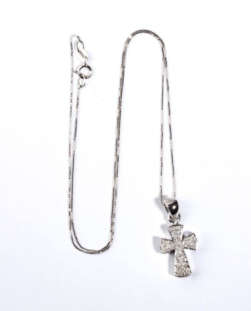Diamond gold pendant: 18k white gold, with a thin chain from which hangs an Irish cross-shaped pendant set with round brilliant-cut diamonds, estimated to have a total weight of approximately 0.15 ct, colour G, clarity