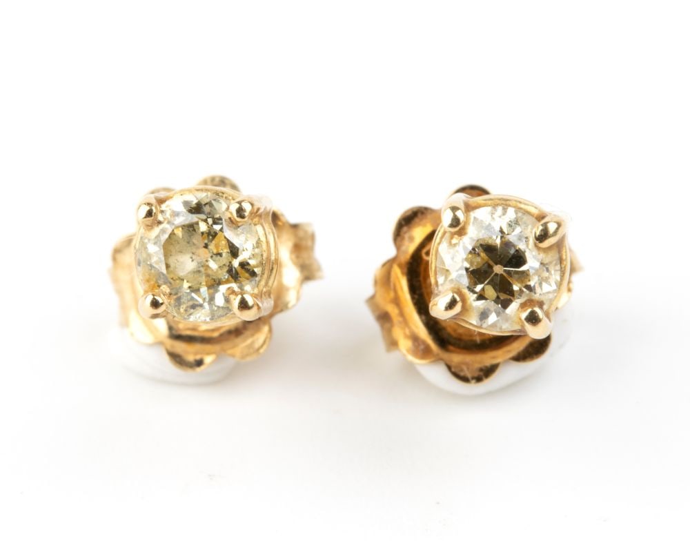Diamond gold pair od earrings: 18k yellow gold, each set with a diamond.N. 02 brilliant-cut diamonds, estimated to weigh a total of approximately 0.45 ct, fancy colour yellow.Hallmarked "750".Weight: 1.7 g.