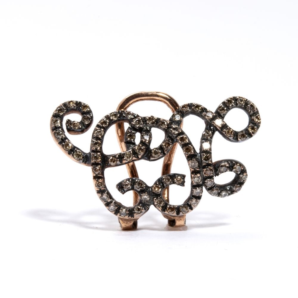 Brown diamond single earring: 9k pink gold, set with round brilliant-cut diamonds, estimated to weigh a total of approx. 0.35 ct, fancy color brown. Dimensions: 1.5 x 1 cm. Weight: 2 g