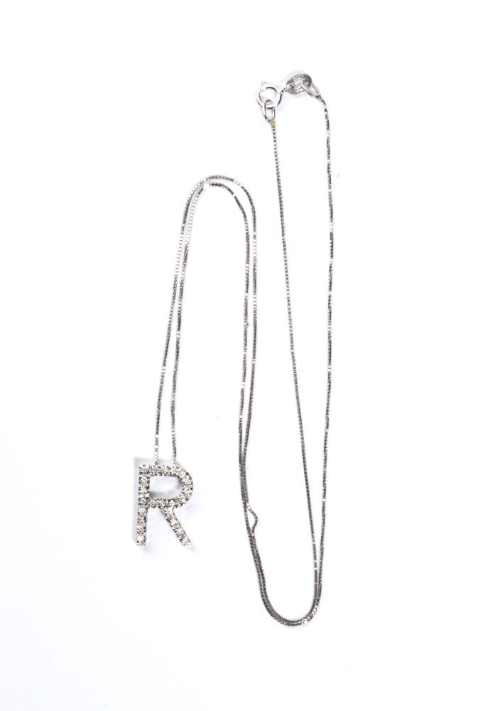 Diamond gold pendant: 18k white gold, with thin chain from which hangs a pendant featuring the "R" letter, with pave set round brilliant-cut diamonds, estimated to weigh a total of approx. 0.12 ct, F-G colour, VVS-VS clari