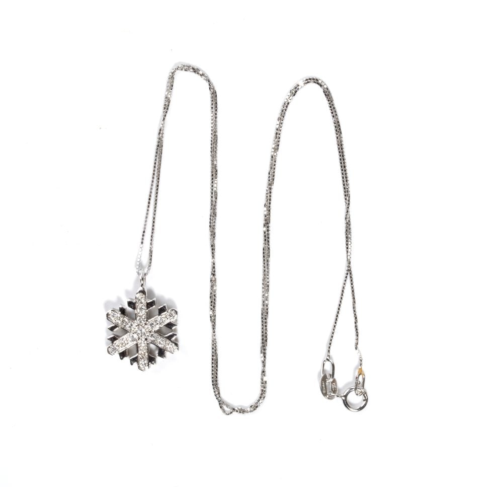 Diamond gold necklace: 18k white gold, with a delicate chain from which hangs a pendant in the shape of a snowflake, set with brilliant cut diamonds estimated to weight a total of approx. 0.22 ct, F-G colour, VVS-VS